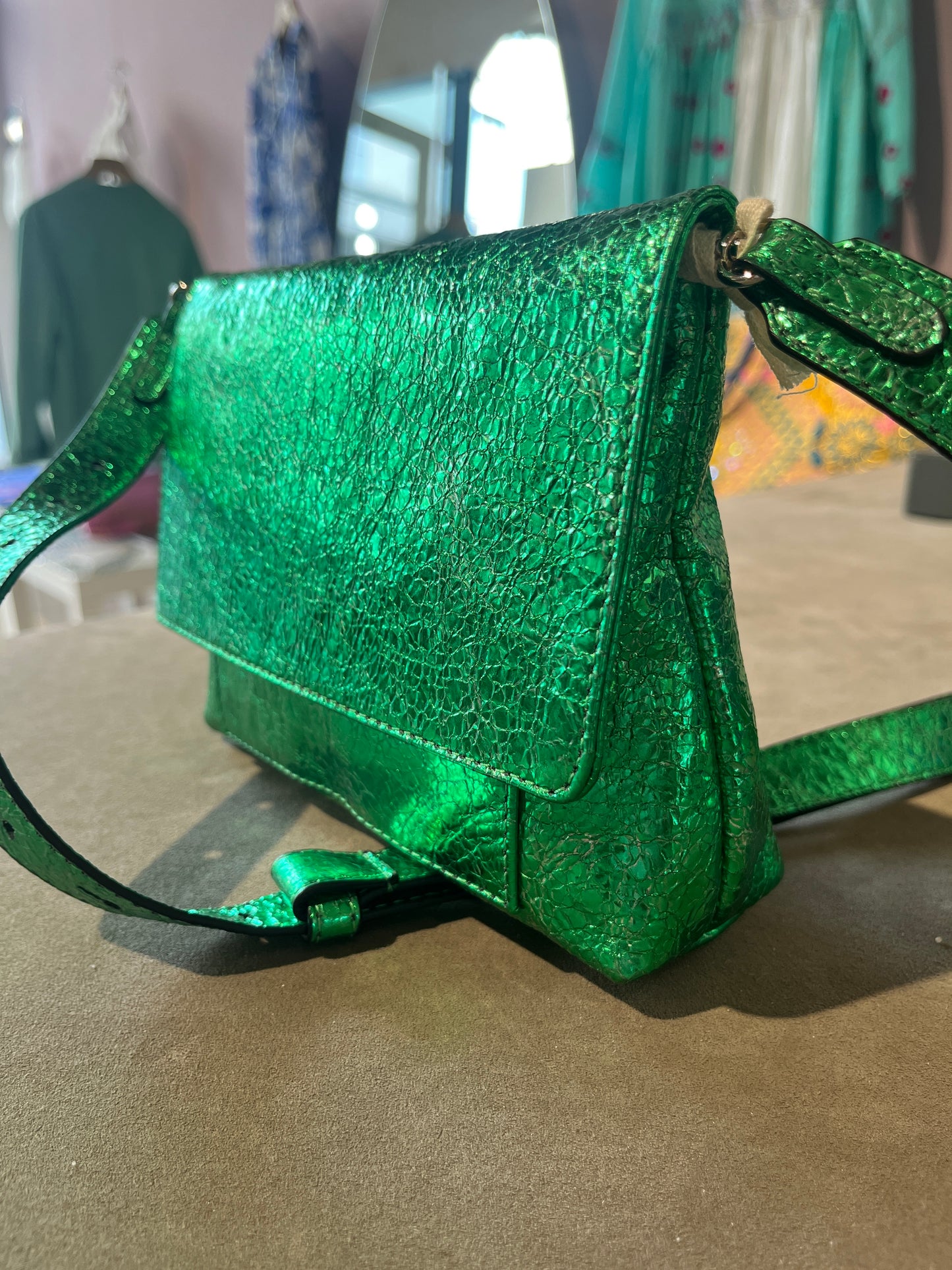 Borsa in pelle laminata verde