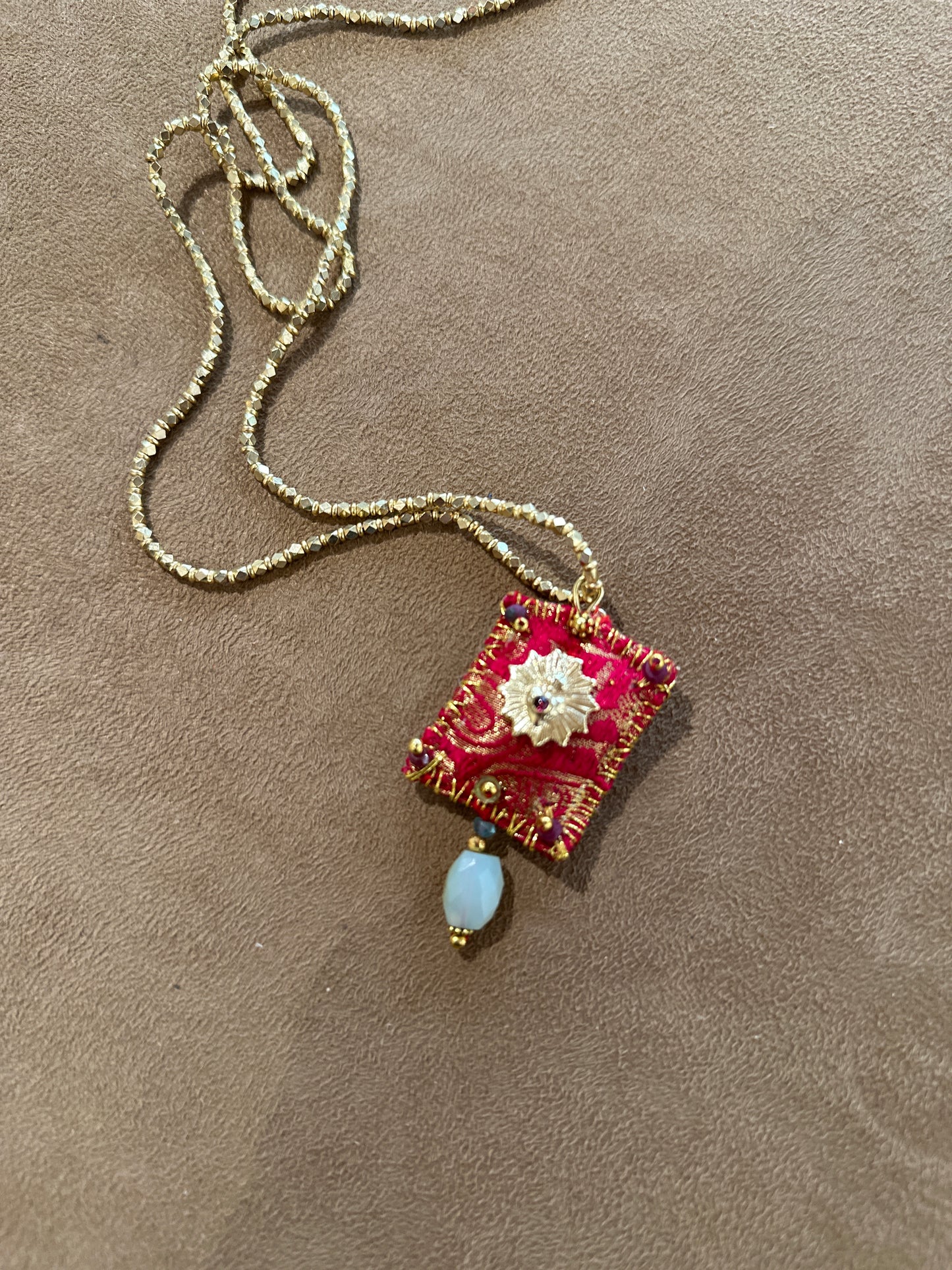 Collana lunga ricamo pepe rosa