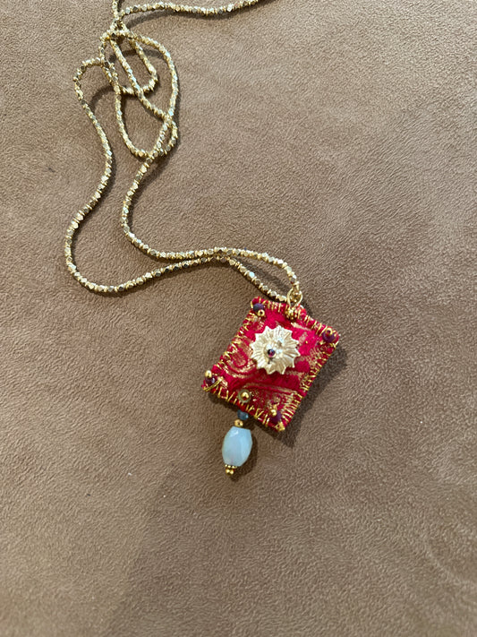 Collana lunga ricamo pepe rosa