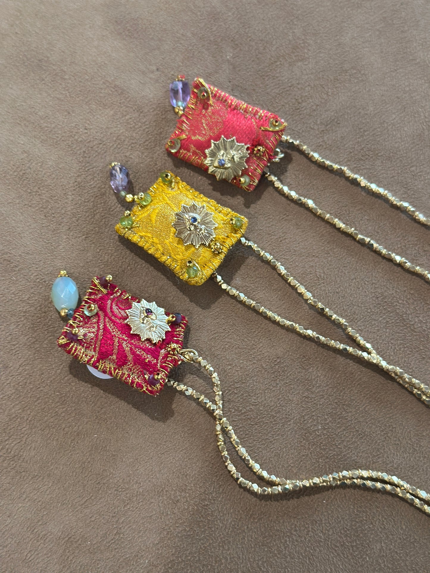 Collana lunga ricamo curry