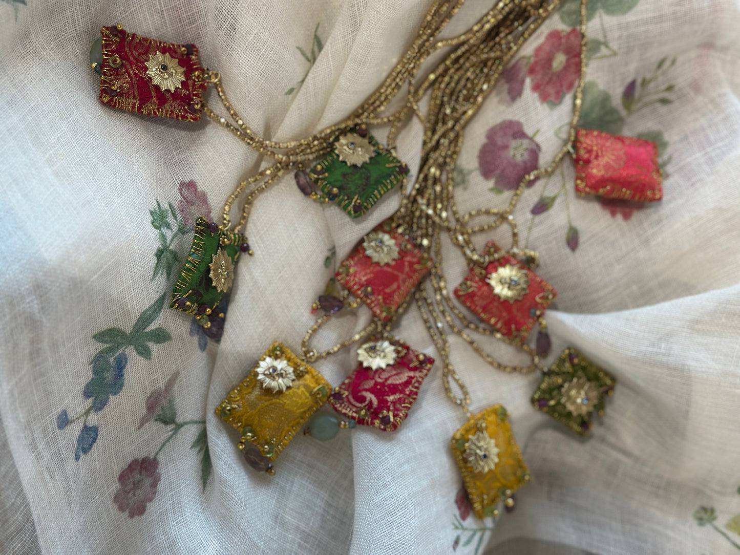 Collana lunga ricamo pepe rosa