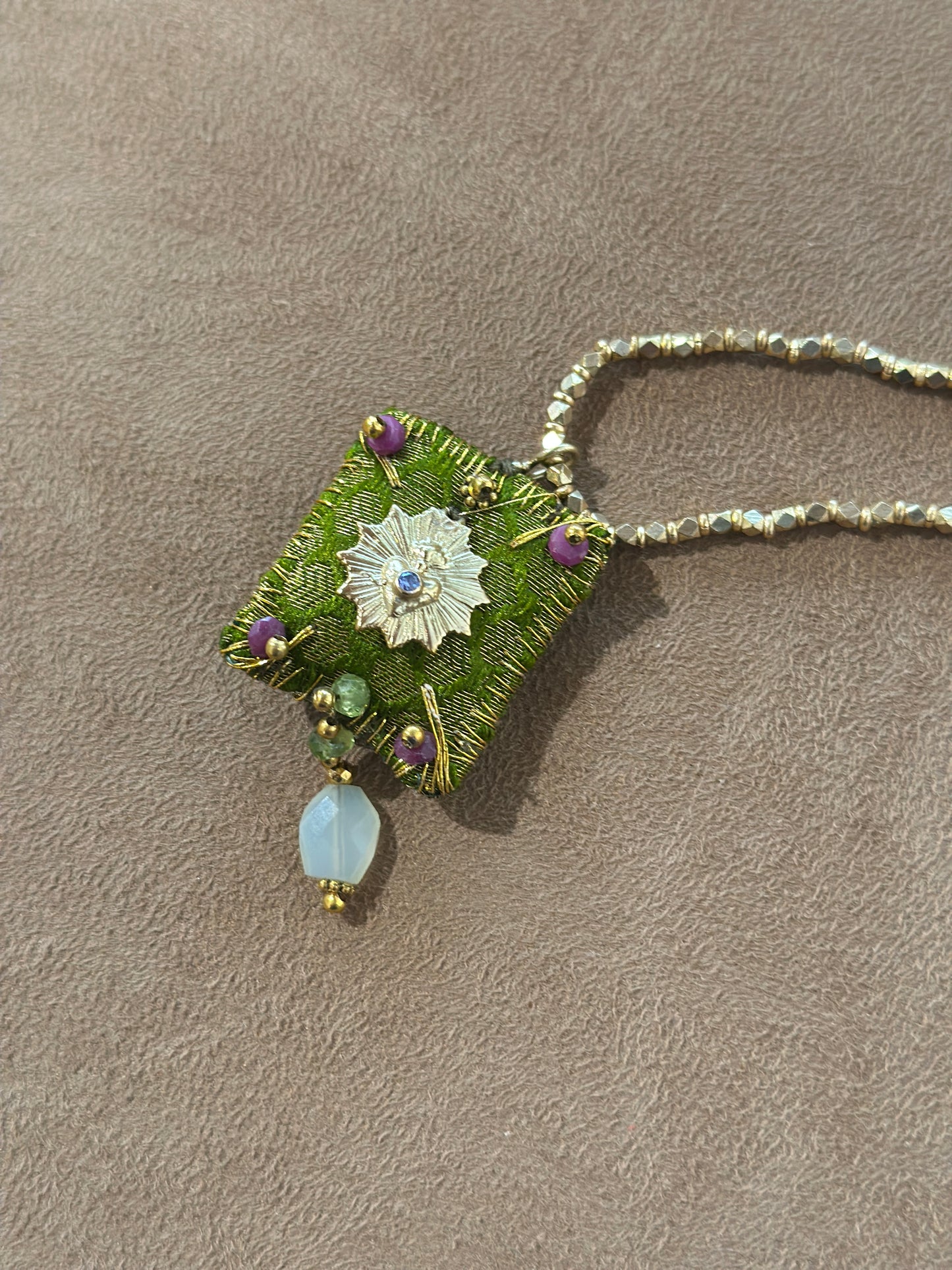 Collana lunga ricamo matcha