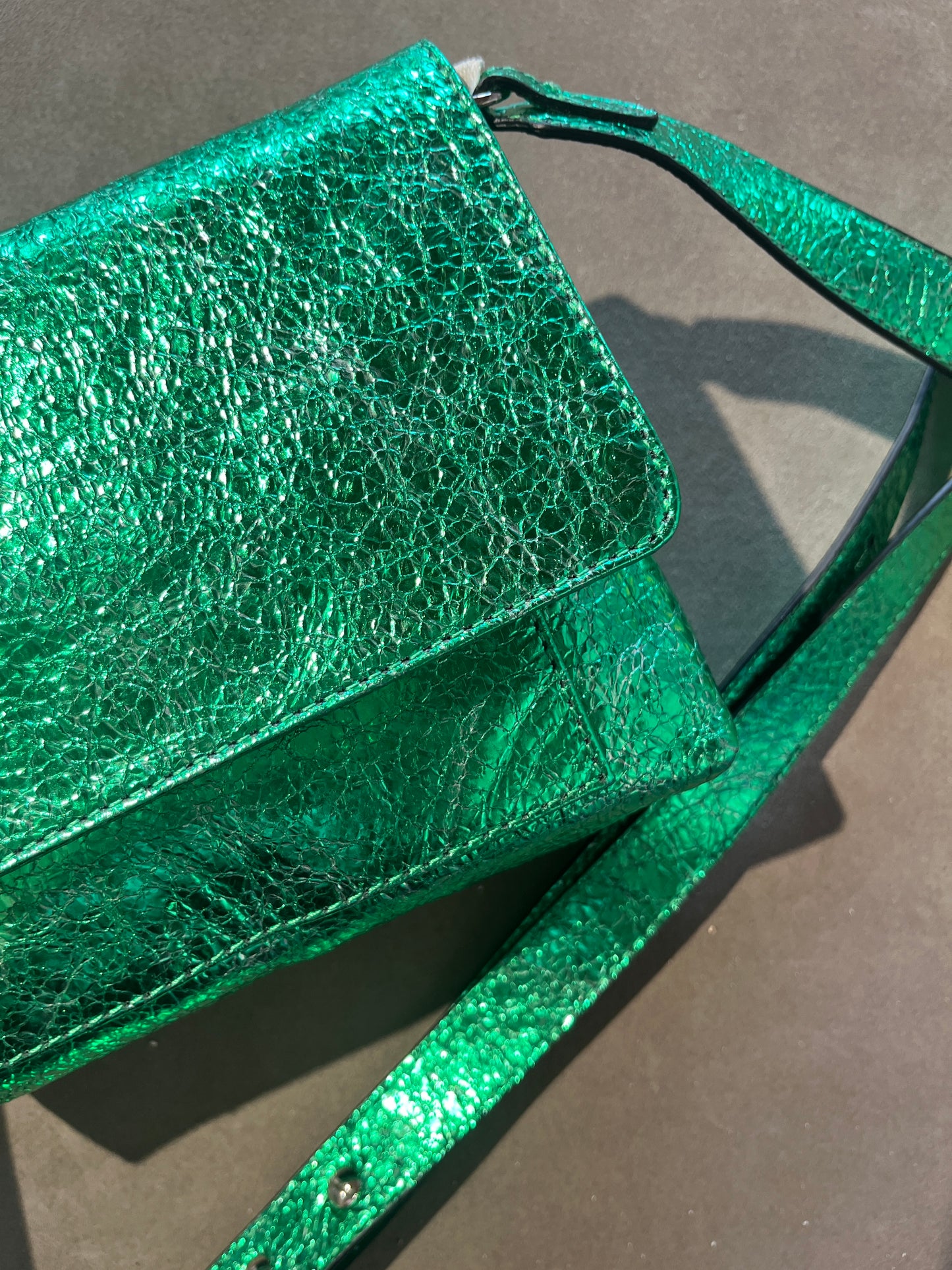 Borsa in pelle laminata verde