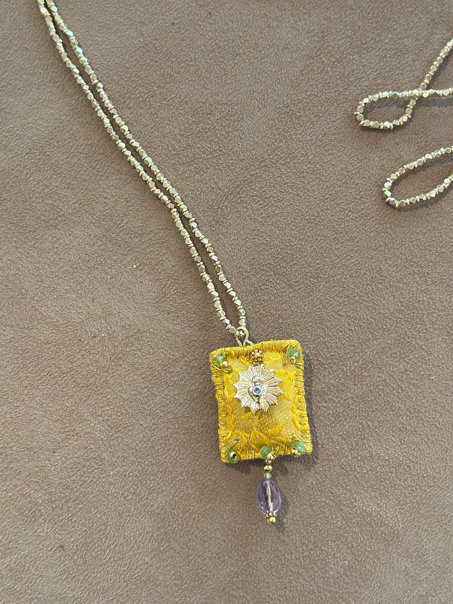 Collana lunga ricamo curry