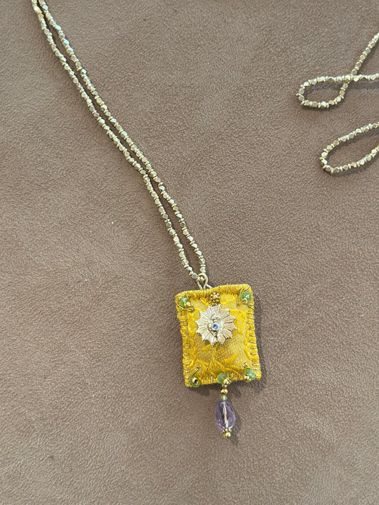 Collana lunga ricamo curry