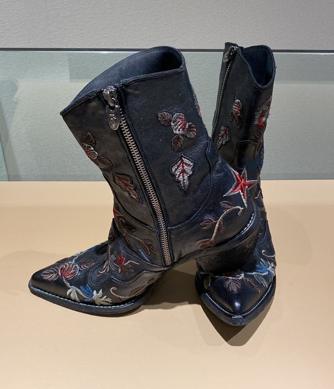 Stivaletto pelle ricami
