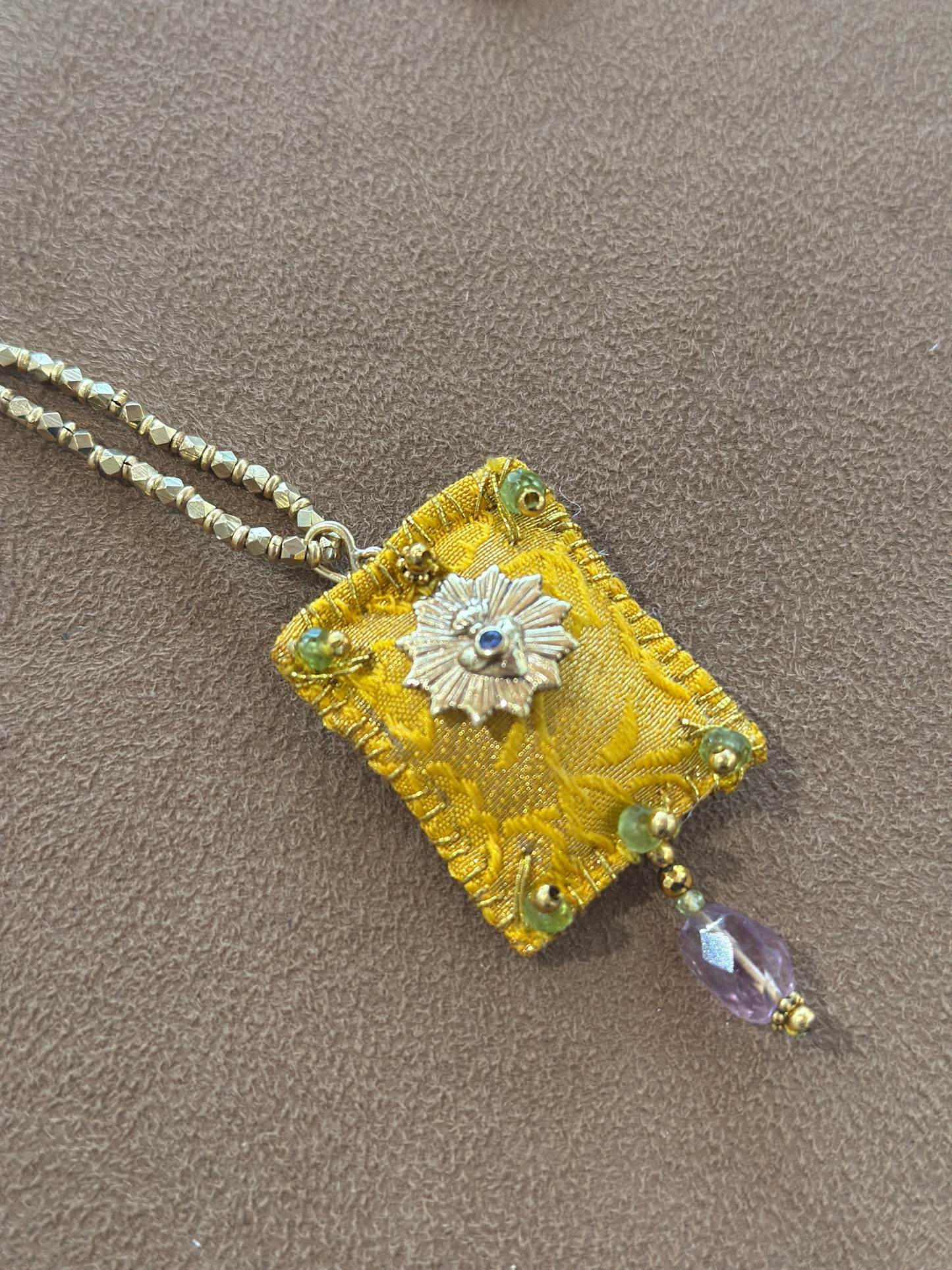 Collana lunga ricamo curry