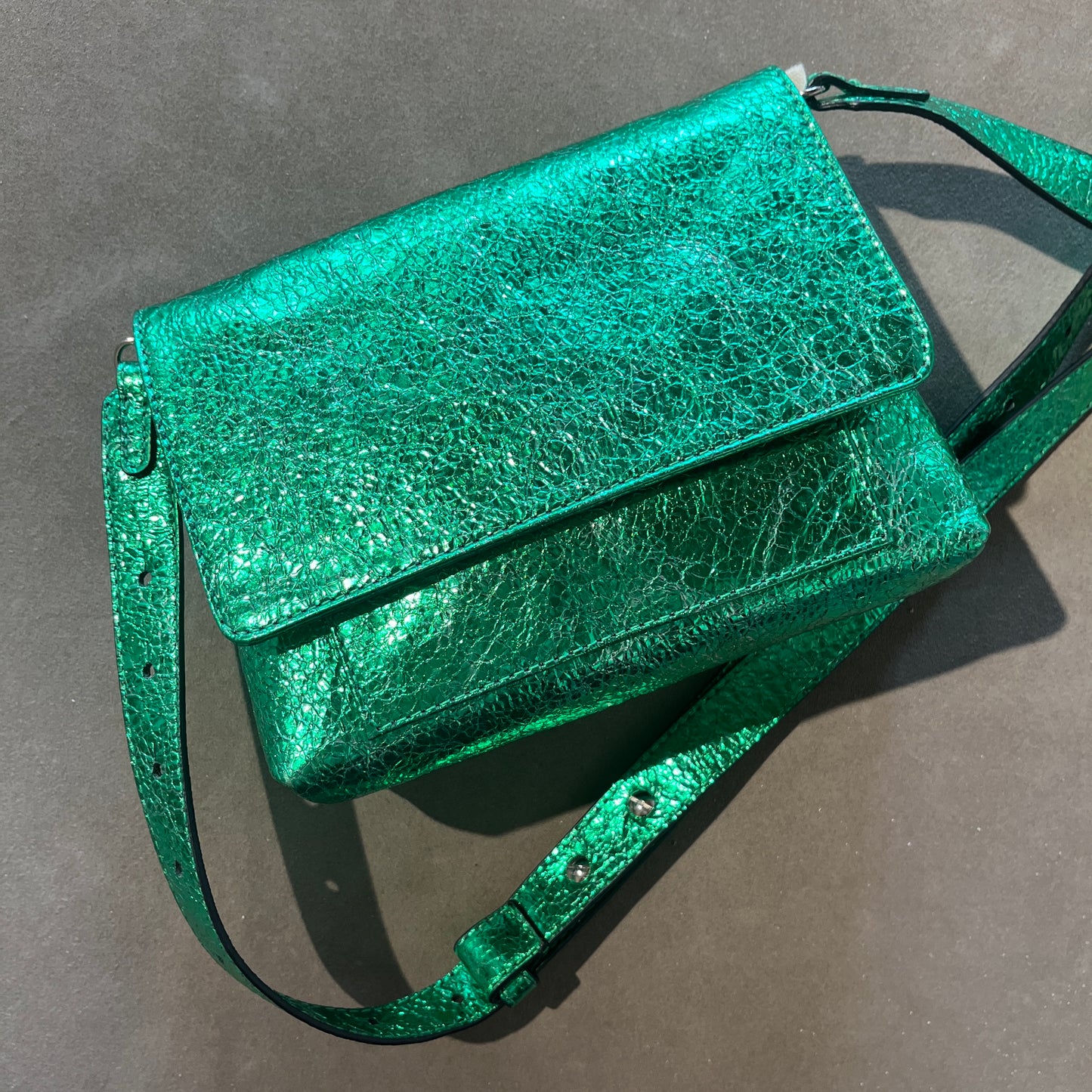 Borsa in pelle laminata verde