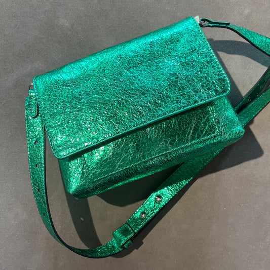 Borsa in pelle laminata verde